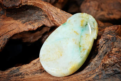 上海都达杂项专场102【全场包邮】  天然冰糯种飘绿翡翠（A货）精雕《麒麟献瑞》挂件 98-8