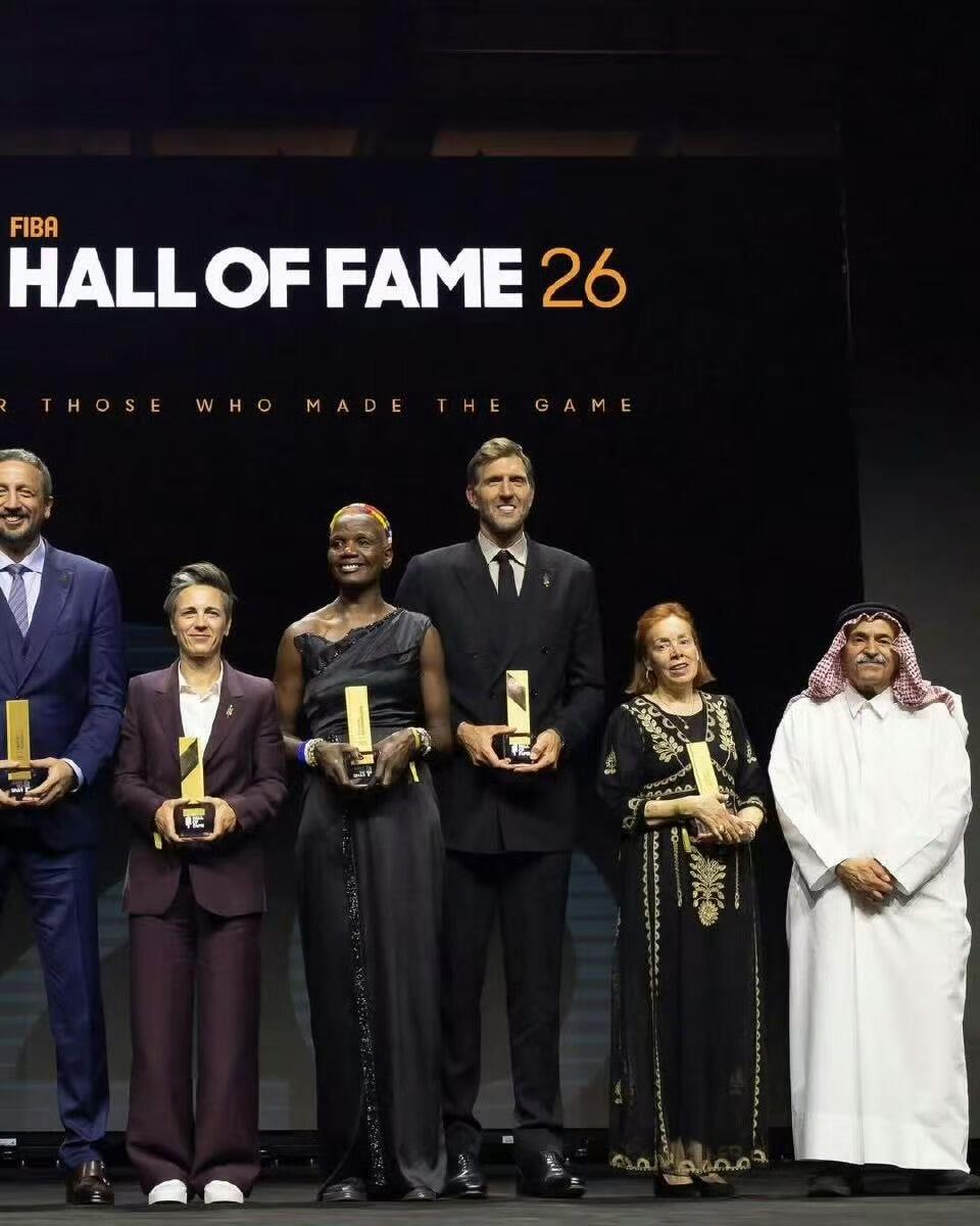 零元拍：致敬德克·诺维茨基入选2026国际篮联名人堂，德克毕业款MN冠军限定达拉斯小牛金色复古战袍，加签2006-07赛季NBA常规赛最有价值球员和2011年NBA总决赛最有价值球员！！！