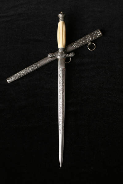 戎马世界章牌大赏第115期 奥地利帝国 - 1849 型海军军官短剑 ，未开刃礼仪佩剑，非常少见的东西，参见下方介绍