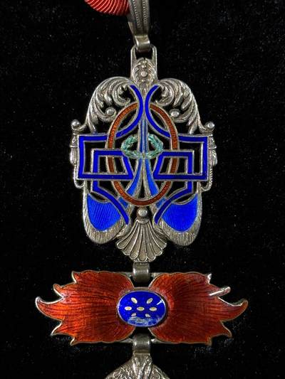 戎马世界章牌大赏第115期 西班牙王国金羊毛勋章，银制，珐琅有破损，非常少见