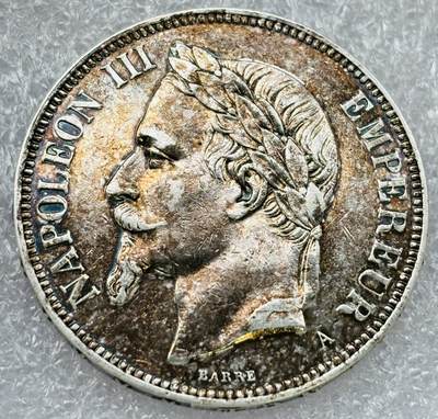 文馨钱币收藏第 303 场，【五一钱币荟，收藏盛宴】长期接代拍业务 好品 1870 年法国拿破仑三世 5 法郎大银币，五彩包浆，光度完美，第三版关门年份，也是最后一枚，品相不错值得收藏 25 克 900 银