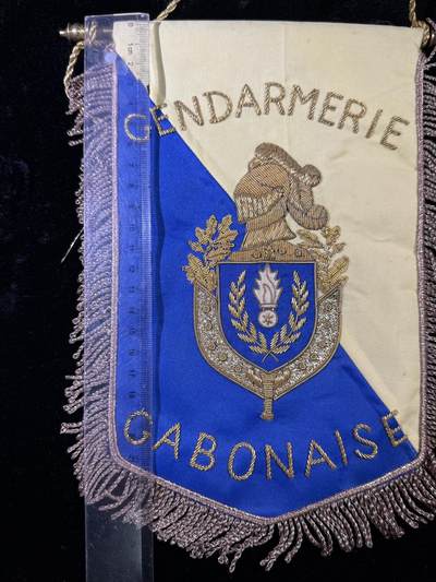 戎马世界章牌大赏第115期 加蓬国家宪兵部队挂旗，金属丝刺绣工艺