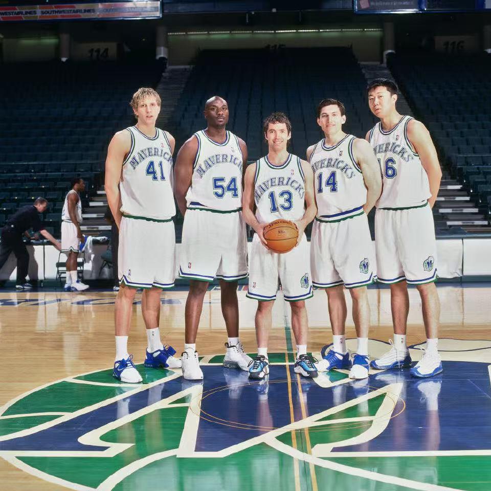 零元拍：致敬德克·诺维茨基入选2026国际篮联名人堂，德克毕业款MN冠军限定达拉斯小牛金色复古战袍，加签2006-07赛季NBA常规赛最有价值球员和2011年NBA总决赛最有价值球员！！！