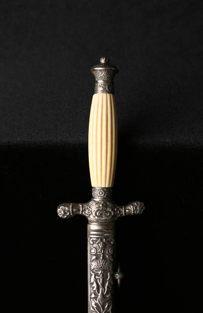 戎马世界章牌大赏第115期 奥地利帝国 - 1849 型海军军官短剑 ，未开刃礼仪佩剑，非常少见的东西，参见下方介绍