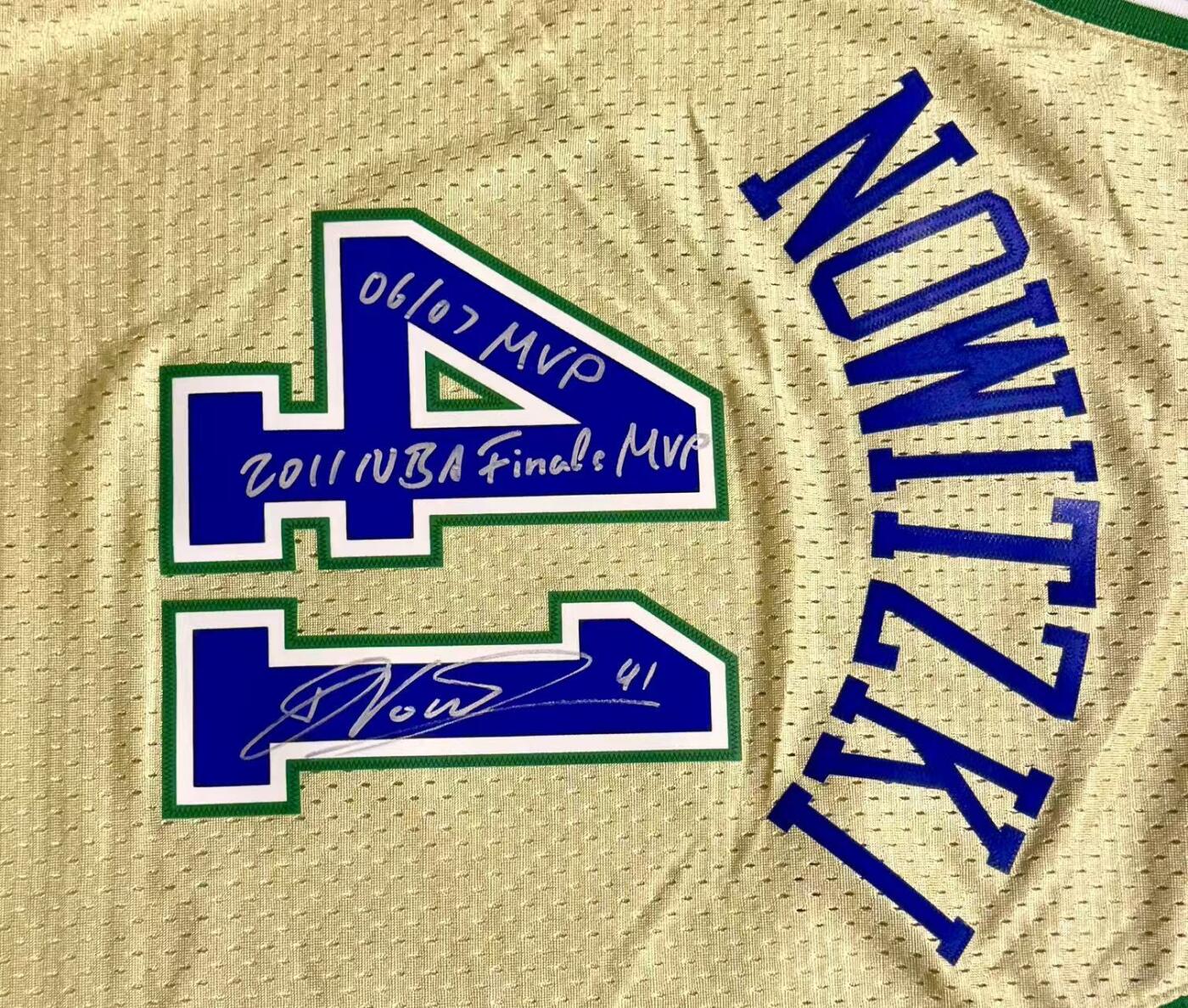 零元拍：致敬德克·诺维茨基入选2026国际篮联名人堂，德克毕业款MN冠军限定达拉斯小牛金色复古战袍，加签2006-07赛季NBA常规赛最有价值球员和2011年NBA总决赛最有价值球员！！！