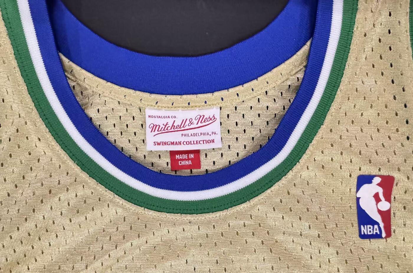 零元拍：致敬德克·诺维茨基入选2026国际篮联名人堂，德克毕业款MN冠军限定达拉斯小牛金色复古战袍，加签2006-07赛季NBA常规赛最有价值球员和2011年NBA总决赛最有价值球员！！！