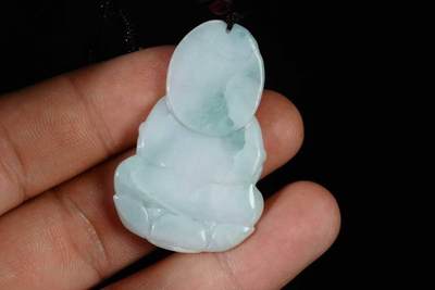 上海都达杂项专场103【全场包邮】  天然冰绿种翡翠（A货）精雕《观音》挂件71-276