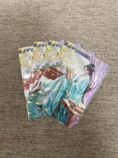 喜灰玩卡拍卖第八期，接拍品0佣金，欢迎送拍，释放现金流，让自己有资金可以购买更多喜欢的卡牌，让别的卡友能淘到更多心仪的卡牌 桔梗 神凰百剑行 冯衡 三渐变加艺术卡 