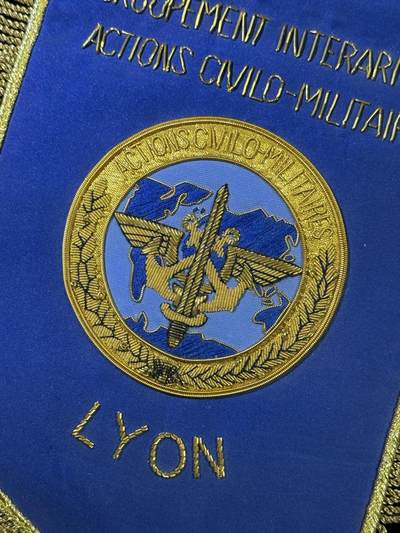 戎马世界章牌大赏第115期 法国里昂联合民事军事行动小组部队挂旗，金属丝刺绣工艺