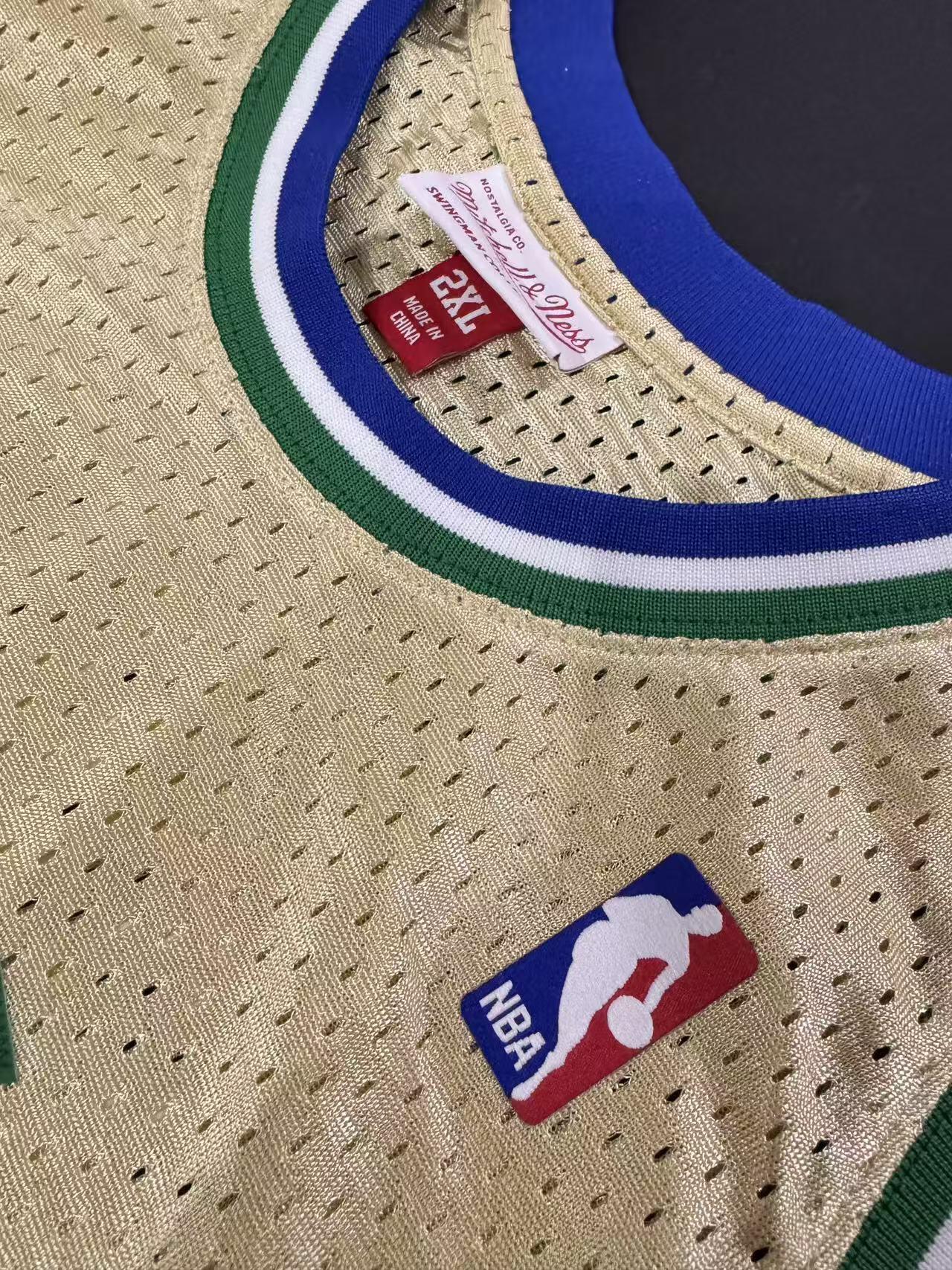 零元拍：致敬德克·诺维茨基入选2026国际篮联名人堂，德克毕业款MN冠军限定达拉斯小牛金色复古战袍，加签2006-07赛季NBA常规赛最有价值球员和2011年NBA总决赛最有价值球员！！！