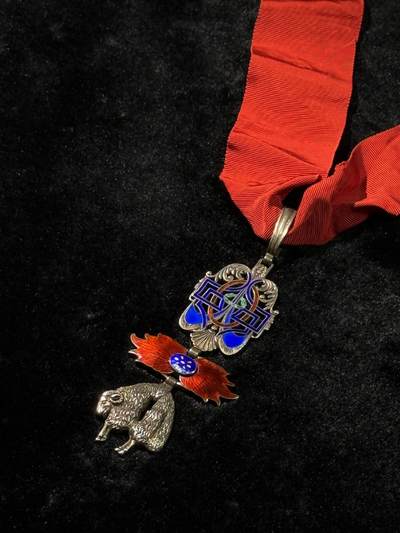 戎马世界章牌大赏第115期 西班牙王国金羊毛勋章，银制，珐琅有破损，非常少见