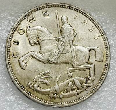 文馨钱币收藏第 303 场，【五一钱币荟，收藏盛宴】长期接代拍业务 原光底板 1935 年乔治五世木马剑 1 克朗大银币，独年份版 28.3 克 500 银，1935 年也是乔治五世登基银禧年（25 周年）最后一枚银质经典圣乔治屠龙图案纪念银币