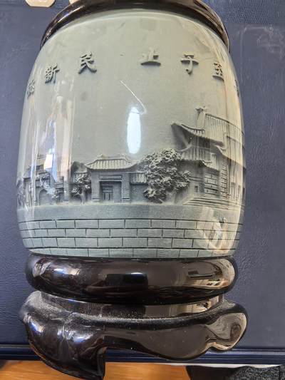 长老汇马年精选第十九场拍卖 河南大学旋转笔筒，图中的百年大礼堂已毁于火灾