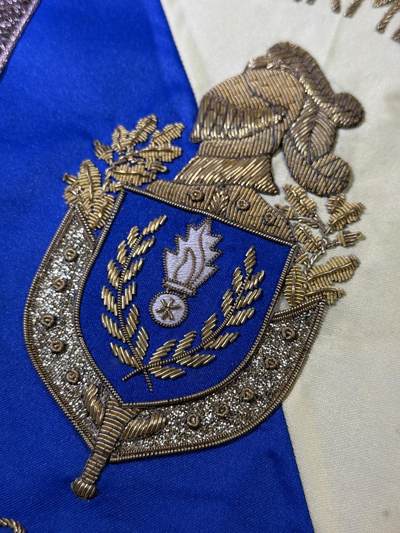 戎马世界章牌大赏第115期 加蓬国家宪兵部队挂旗，金属丝刺绣工艺