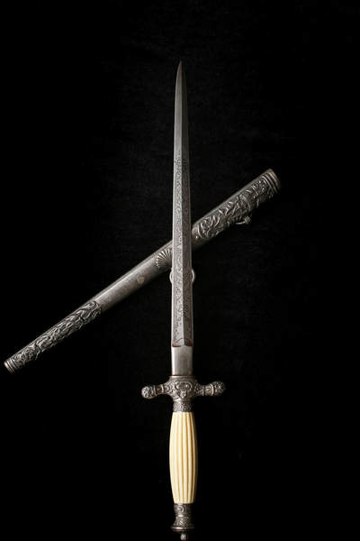 戎马世界章牌大赏第115期 奥地利帝国 - 1849 型海军军官短剑 ，未开刃礼仪佩剑，非常少见的东西，参见下方介绍