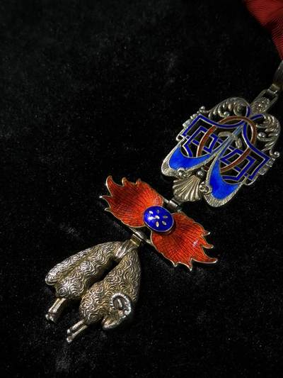 戎马世界章牌大赏第115期 西班牙王国金羊毛勋章，银制，珐琅有破损，非常少见