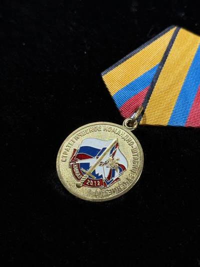 戎马世界章牌大赏第115期 俄罗斯国防部高加索-2012首长司令部演习参与者奖章，莫斯科冲压厂厂标