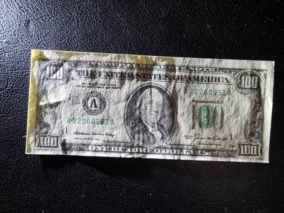 叁拾收藏第36期 小头美元100   UNC--  （有压痕，另有一条斑）