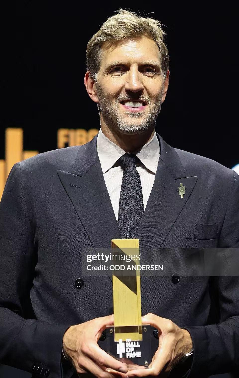 零元拍：致敬德克·诺维茨基入选2026国际篮联名人堂，德克毕业款MN冠军限定达拉斯小牛金色复古战袍，加签2006-07赛季NBA常规赛最有价值球员和2011年NBA总决赛最有价值球员！！！