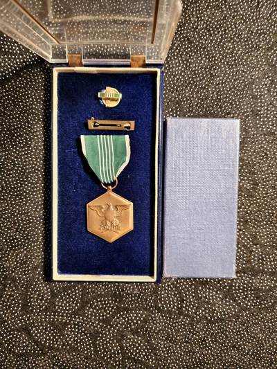 东亚欧洲主题杂货徽章勋章拍卖⑩ （五一大拍350+） 美国朝鲜战争勋章一套 第五航空队空军技术军士 带原盒实发