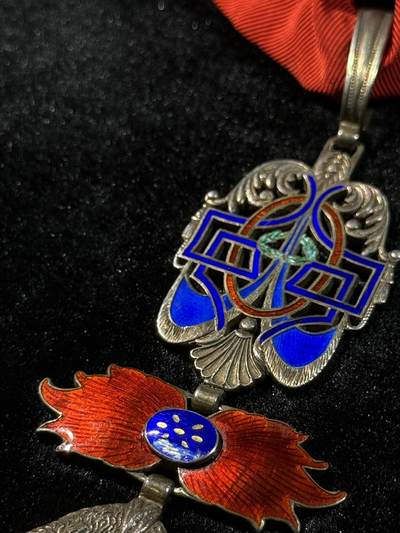 戎马世界章牌大赏第115期 西班牙王国金羊毛勋章，银制，珐琅有破损，非常少见