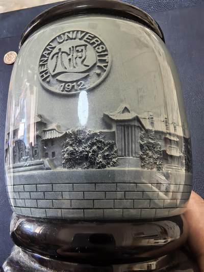 长老汇马年精选第十九场拍卖 河南大学旋转笔筒，图中的百年大礼堂已毁于火灾