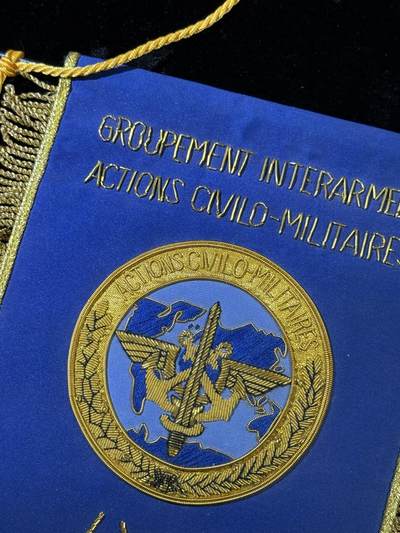 戎马世界章牌大赏第115期 法国里昂联合民事军事行动小组部队挂旗，金属丝刺绣工艺