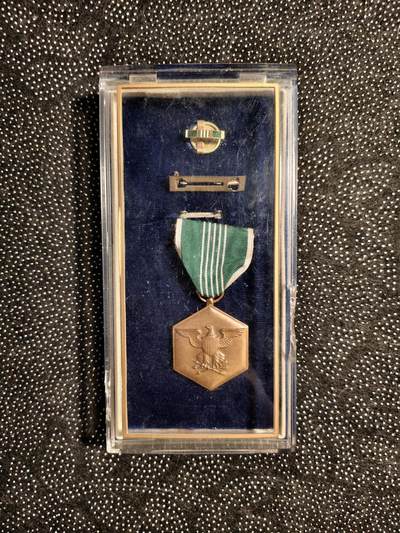 东亚欧洲主题杂货徽章勋章拍卖⑩ （五一大拍350+） 美国朝鲜战争勋章一套 第五航空队空军技术军士 带原盒实发