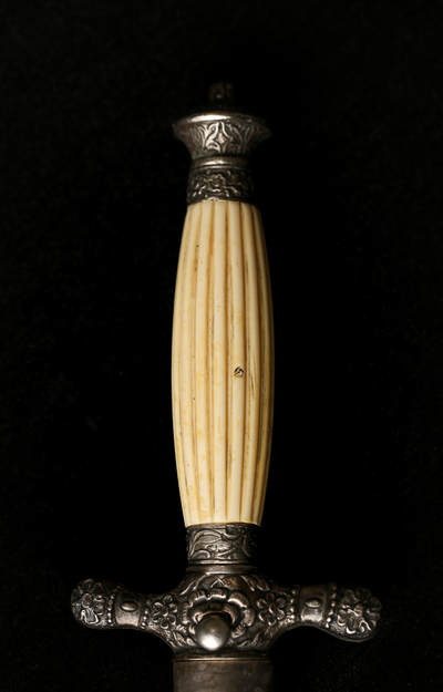 戎马世界章牌大赏第115期 奥地利帝国 - 1849 型海军军官短剑 ，未开刃礼仪佩剑，非常少见的东西，参见下方介绍