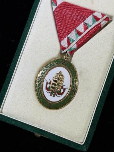 戎马世界章牌大赏第115期 匈牙利金级服役功勋奖章