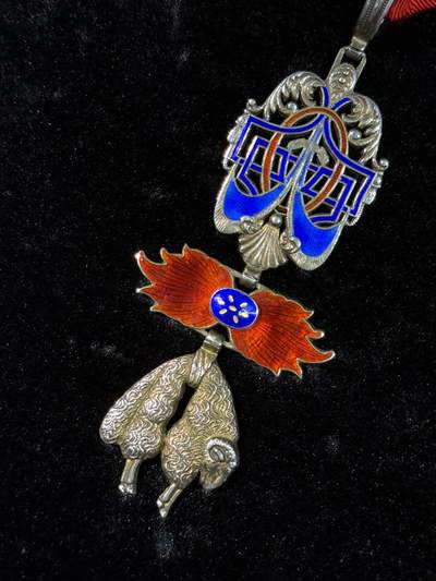 戎马世界章牌大赏第115期 西班牙王国金羊毛勋章，银制，珐琅有破损，非常少见