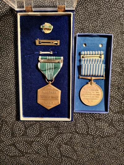 东亚欧洲主题杂货徽章勋章拍卖⑩ （五一大拍350+） 美国朝鲜战争勋章一套 第五航空队空军技术军士 带原盒实发