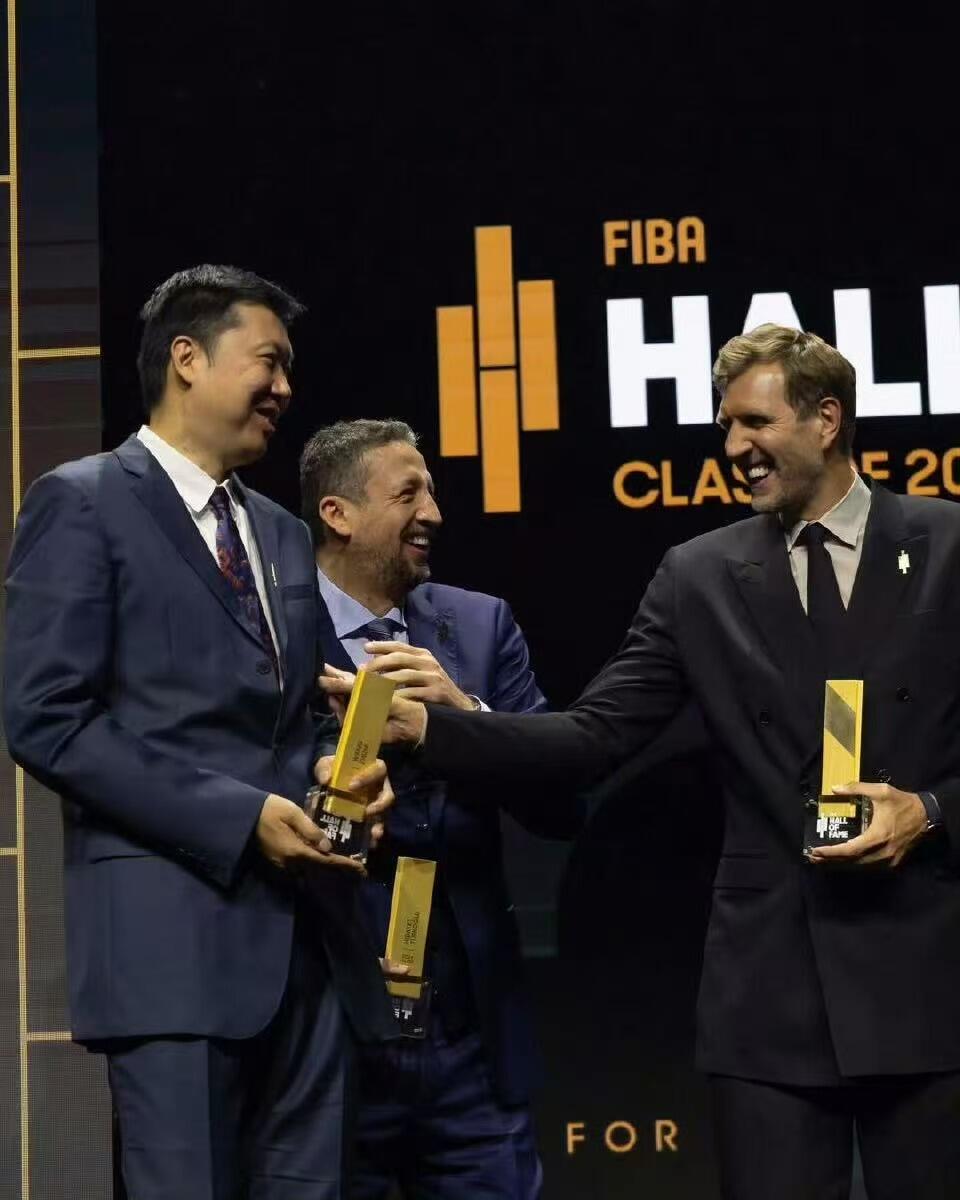 零元拍：致敬德克·诺维茨基入选2026国际篮联名人堂，德克毕业款MN冠军限定达拉斯小牛金色复古战袍，加签2006-07赛季NBA常规赛最有价值球员和2011年NBA总决赛最有价值球员！！！