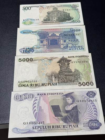 《外钞收藏家》第六百三十期（四月收官精选场）（长期征集拍品、欢迎藏友们联系合作） - 印度尼西亚1985-88年系列4张一套（500-1万卢比） 	UNC 500一个角轻微瑕疵 有两张轻微潮