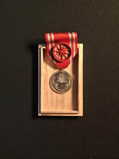 东亚欧洲主题杂货徽章勋章拍卖⑩ （五一大拍350+） 日本赤十字社金色特别社员章 （银的含银量不高）