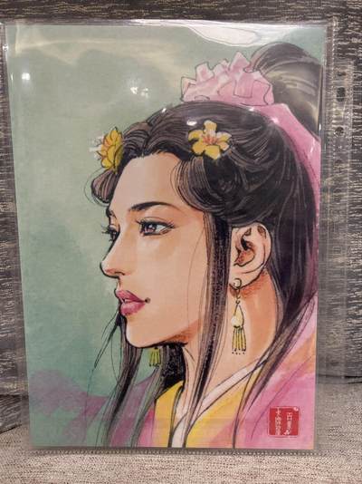 喜灰玩卡拍卖第八期，接拍品0佣金，欢迎送拍，释放现金流，让自己有资金可以购买更多喜欢的卡牌，让别的卡友能淘到更多心仪的卡牌 【A4】 百里 港漫水浒 夏伟义老师绘 特卡 李师师 A4 大卡 折光粗闪 