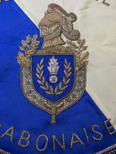 戎马世界章牌大赏第115期 加蓬国家宪兵部队挂旗，金属丝刺绣工艺