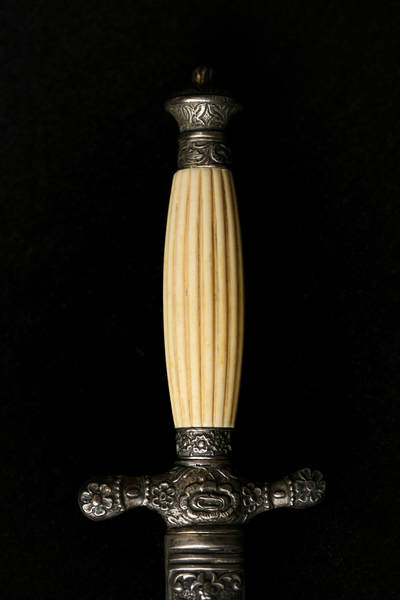 戎马世界章牌大赏第115期 奥地利帝国 - 1849 型海军军官短剑 ，未开刃礼仪佩剑，非常少见的东西，参见下方介绍