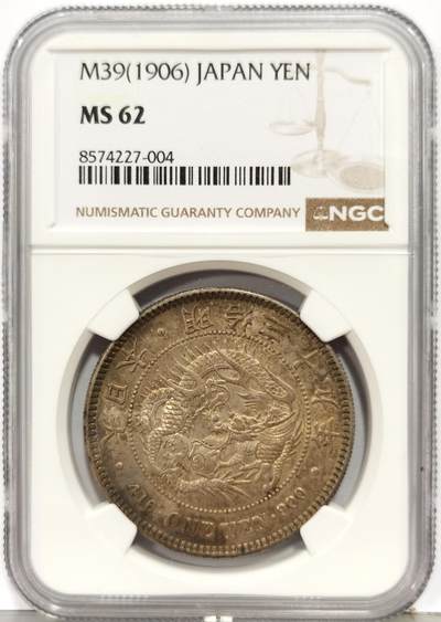 博洋堂“生趣盎然”4月精品专场暨第169期（全场包邮） NGC MS62 日本明治三十九年一圆，无与伦比的两面满五彩包浆，日龙最大特年之一，国内此前从没有拍过62分以上的明治三十九年一圆，也没有见过这么满五彩的明治三十九年一圆AW今年年初同分白币到手价已经超过5000元人民币了，国内顶级日龙现货，值得日系玩家重点关注的一枚