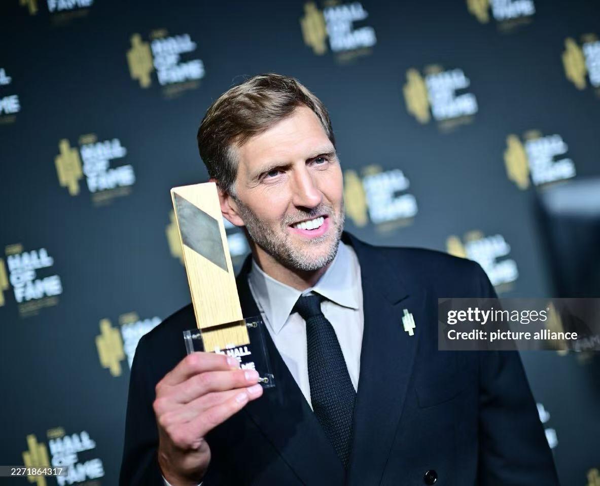 零元拍：致敬德克·诺维茨基入选2026国际篮联名人堂，德克毕业款MN冠军限定达拉斯小牛金色复古战袍，加签2006-07赛季NBA常规赛最有价值球员和2011年NBA总决赛最有价值球员！！！