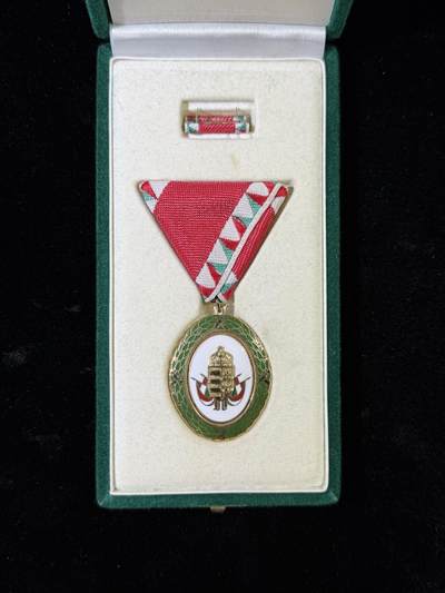 戎马世界章牌大赏第115期 匈牙利金级服役功勋奖章