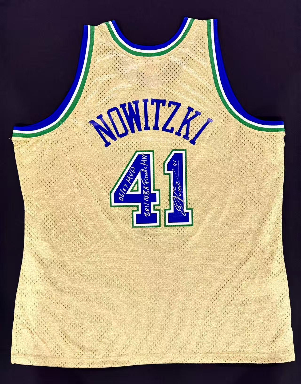 零元拍：致敬德克·诺维茨基入选2026国际篮联名人堂，德克毕业款MN冠军限定达拉斯小牛金色复古战袍，加签2006-07赛季NBA常规赛最有价值球员和2011年NBA总决赛最有价值球员！！！