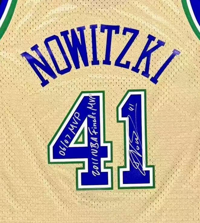 零元拍：致敬德克·诺维茨基入选2026国际篮联名人堂，德克毕业款MN冠军限定达拉斯小牛金色复古战袍，加签2006-07赛季NBA常规赛最有价值球员和2011年NBA总决赛最有价值球员！！！