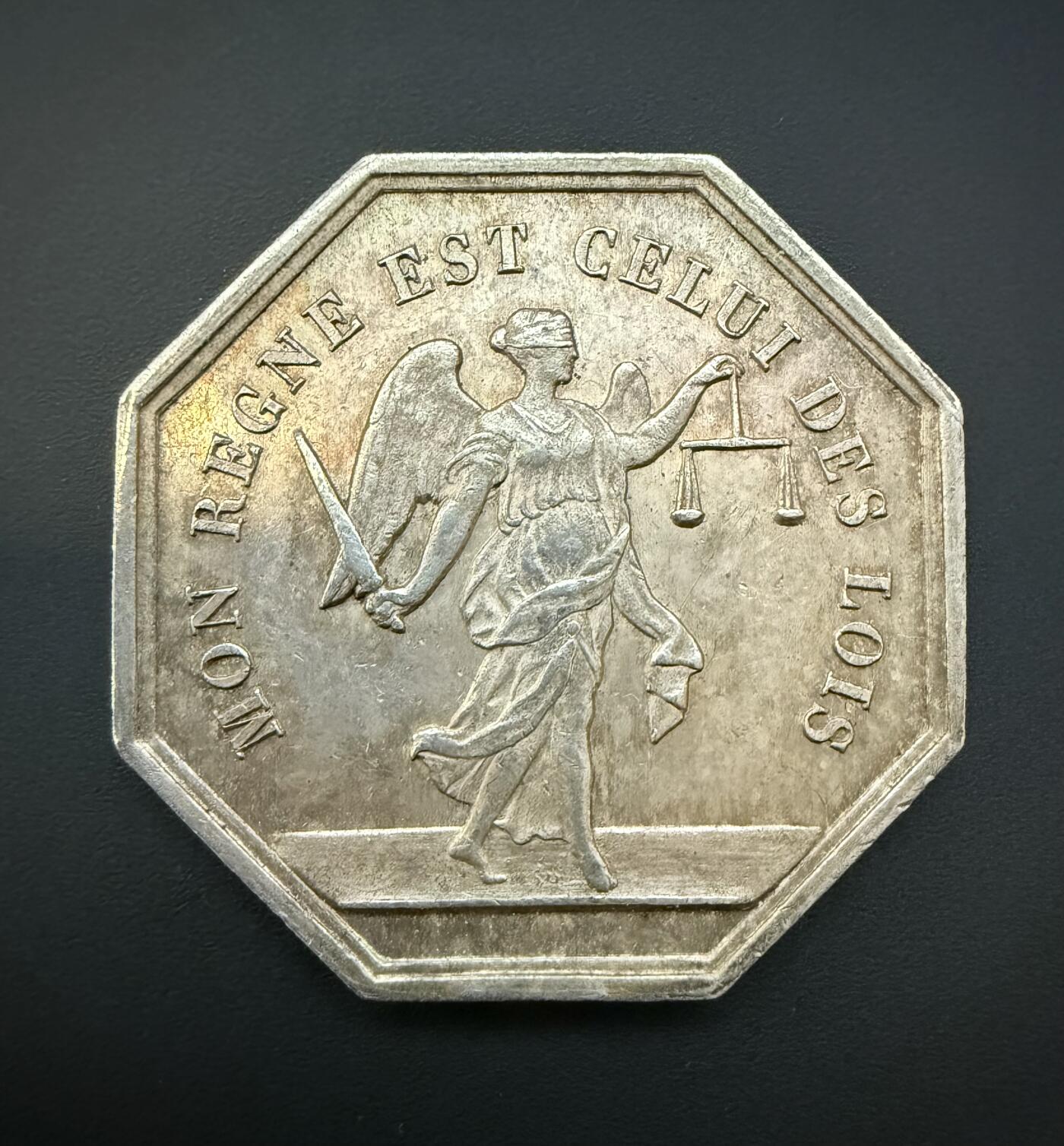 【周六 19:30】乾藏阁外国银币专场・裸币 / 评级币 + 银章铜章 保真包老 法国 Blaye 公证人八角银章 正义女神 19 世纪 欧洲古董银章