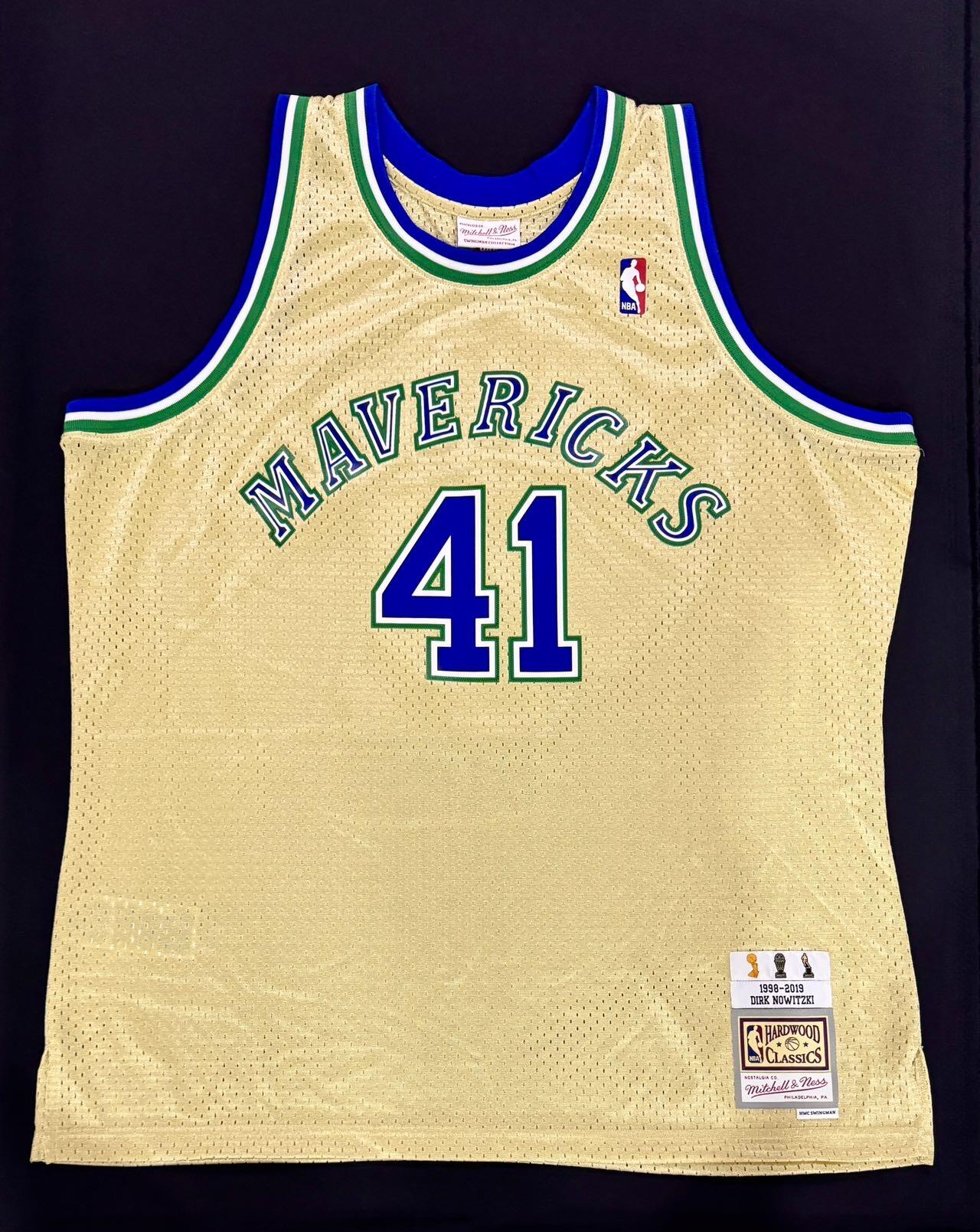 零元拍：致敬德克·诺维茨基入选2026国际篮联名人堂，德克毕业款MN冠军限定达拉斯小牛金色复古战袍，加签2006-07赛季NBA常规赛最有价值球员和2011年NBA总决赛最有价值球员！！！