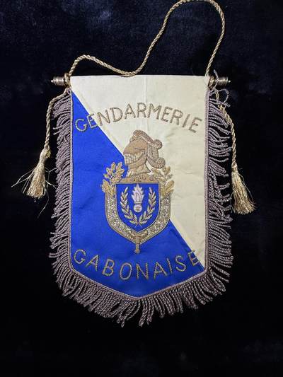 戎马世界章牌大赏第115期 加蓬国家宪兵部队挂旗，金属丝刺绣工艺