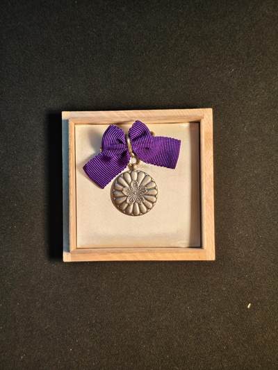 东亚欧洲主题杂货徽章勋章拍卖⑩ （五一大拍350+） 靖国神社 永代神乐之章 （参拜纪念章）