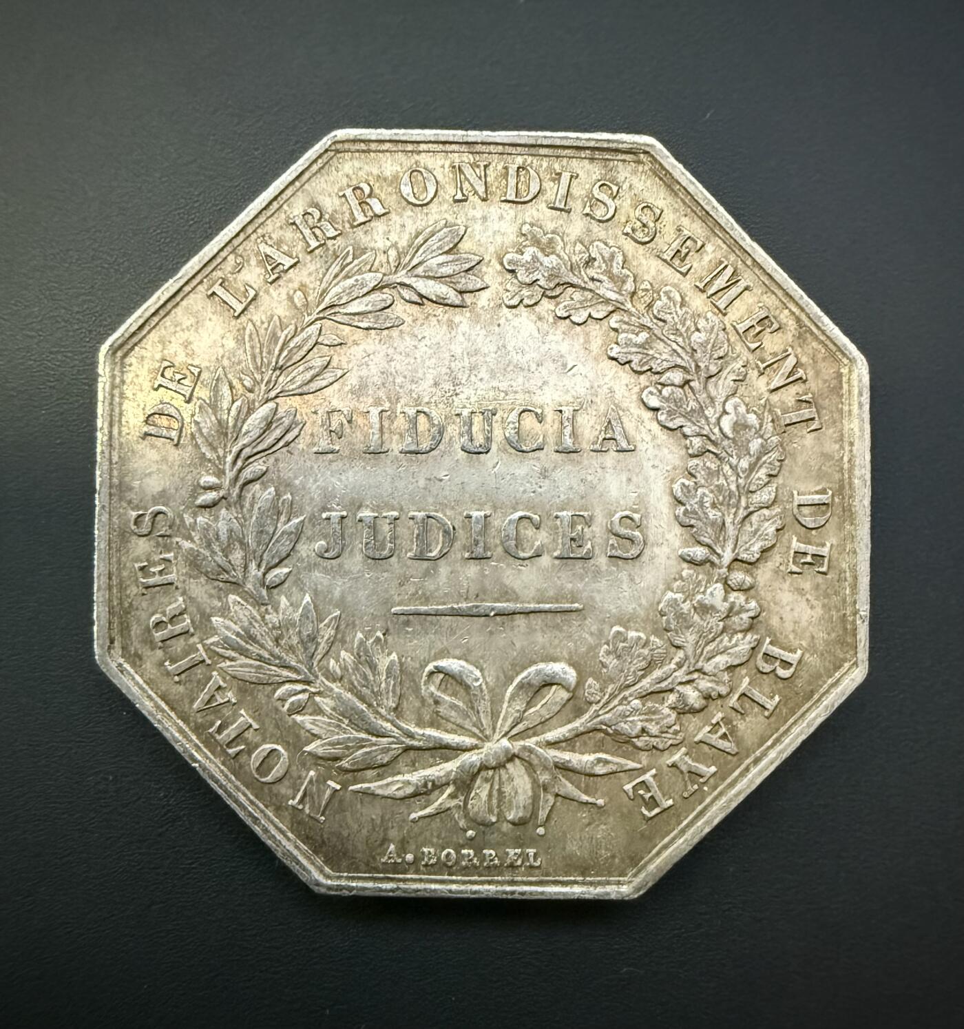 【周六 19:30】乾藏阁外国银币专场・裸币 / 评级币 + 银章铜章 保真包老 法国 Blaye 公证人八角银章 正义女神 19 世纪 欧洲古董银章