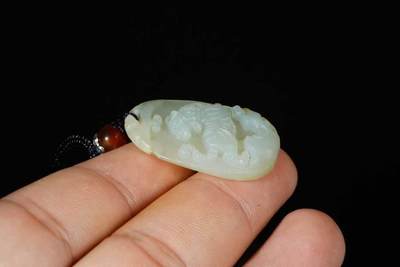 上海都达杂项专场103【全场包邮】  天然和田玉精雕《虎啸南山》挂件73-136