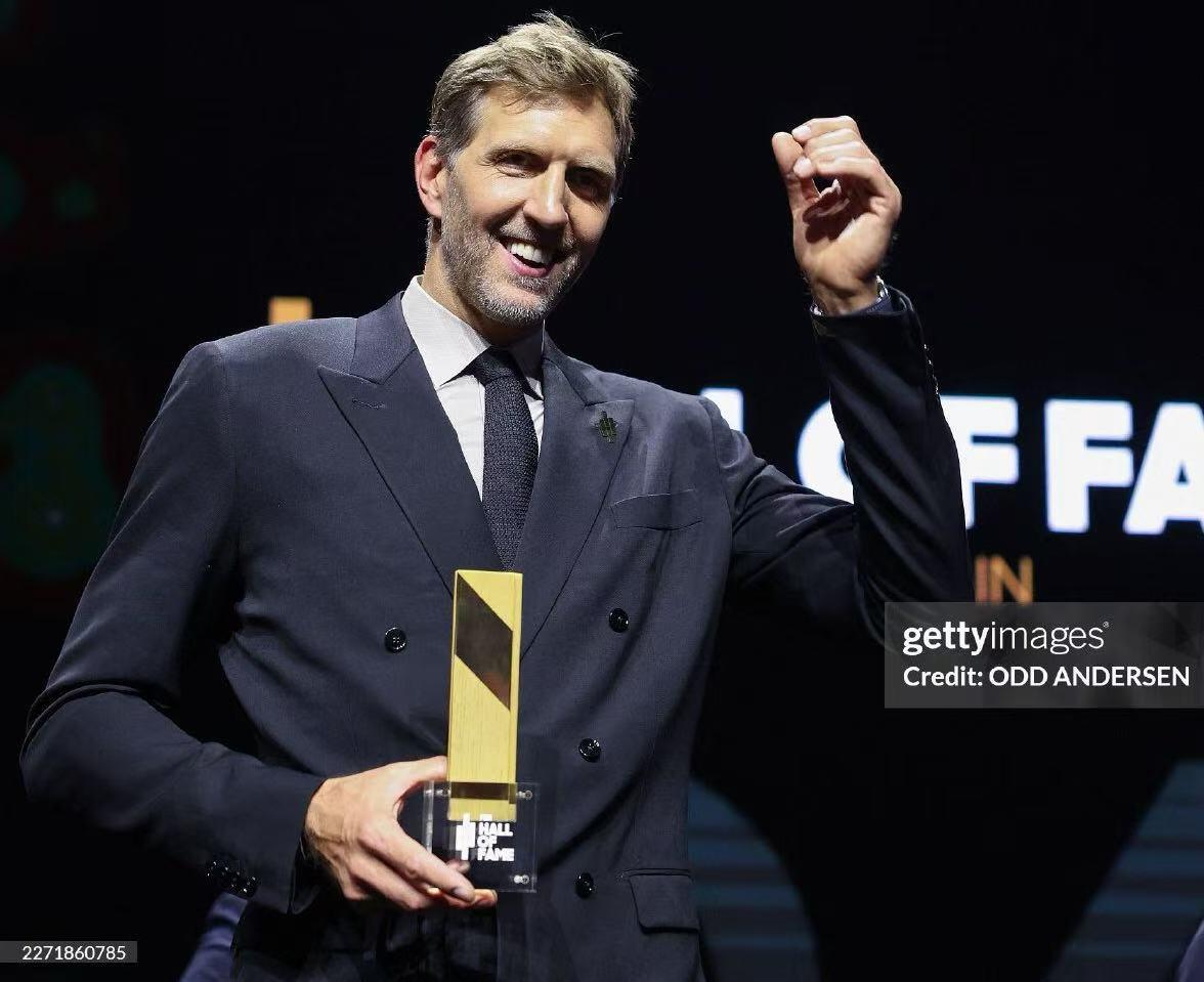 零元拍：致敬德克·诺维茨基入选2026国际篮联名人堂，德克毕业款MN冠军限定达拉斯小牛金色复古战袍，加签2006-07赛季NBA常规赛最有价值球员和2011年NBA总决赛最有价值球员！！！